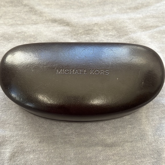 Michael Kors tortoise shell sunglasses. Like new condition. Wore for 1 summer - Picture 5 of 6